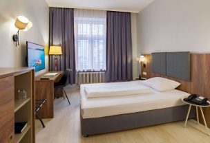 Stay overnight in a single room at the Hotel München Zentrum.