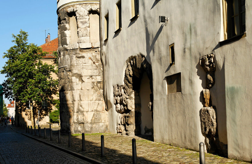 Entdecken Sie die schönsten Sehenswürdigkeiten von Regensburg und übernachten Sie in unserer Unterkunft in Regensburg.