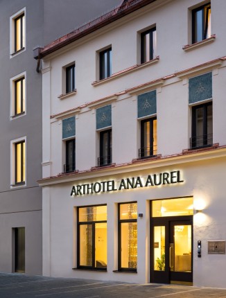 Außenbereich vom Arthotel ANA Aurel Regensburg bei Nacht.