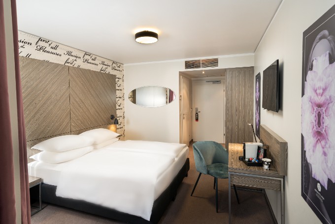 Superior double room at Arthotel ANA Boutique Six.