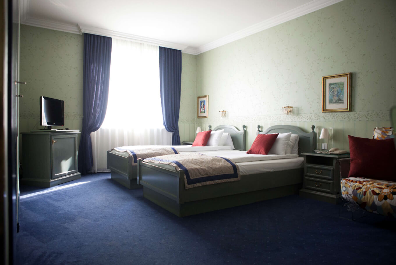In our spacious suite you will feel at home. Perfect for an overnight stay in Vienna.