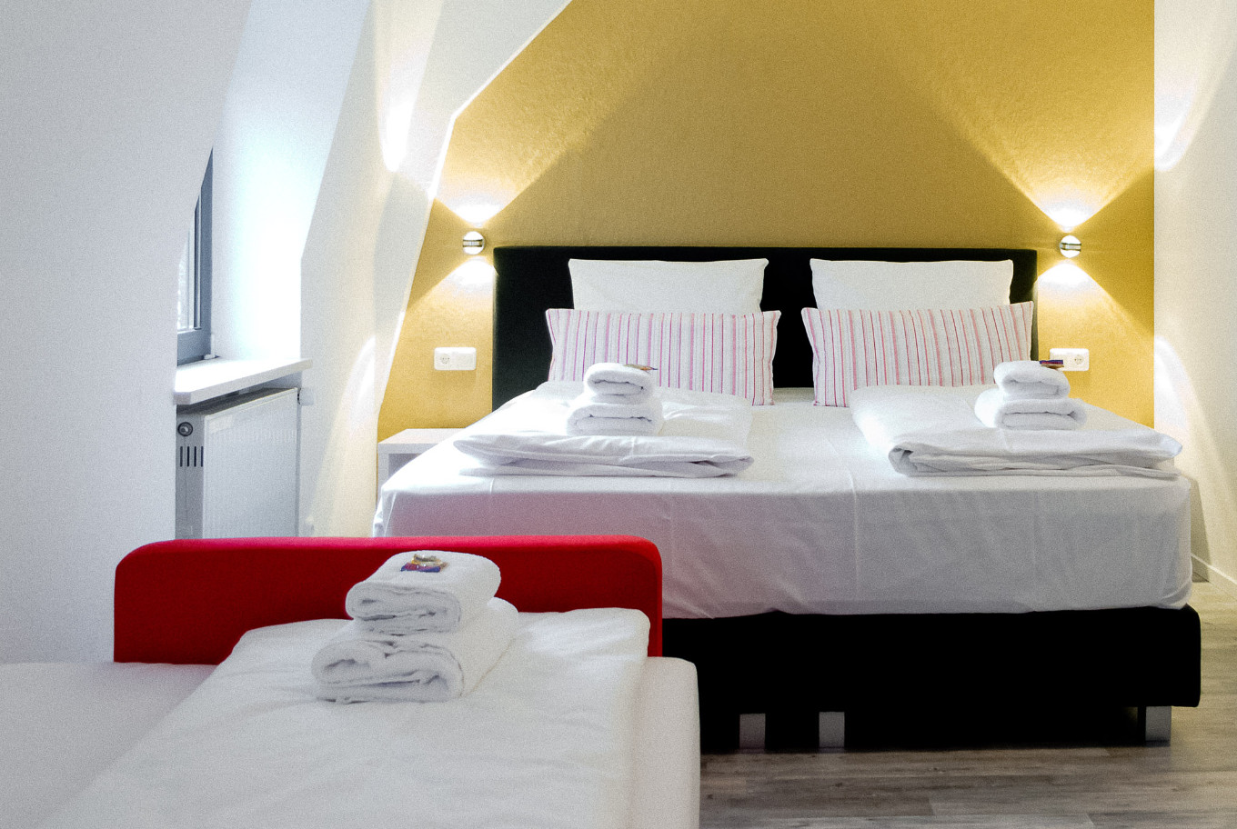 Das Dreibettzimmer in unserem Hotel in Augsburg.