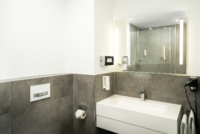 Doppelzimmer Badezimmer im Arthotel ANA Prestige Hannover.
